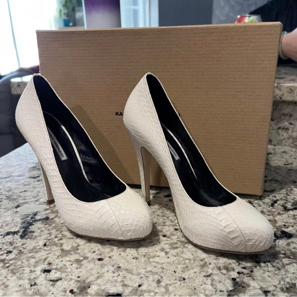 Kathryn Amberleigh Snakeskin Embossed White Pumps
Size 6 - Picture 3 of 6